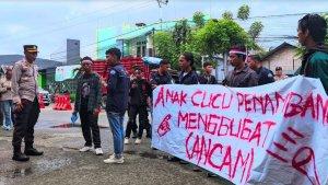 Sejumlah-Mahasiswa-Menggelar-Aksi-di-Mapolda-Gorontalo_Kamis-1362024.jpg