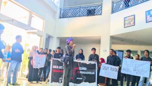 Sejumlah-anggota-keluarga-Jeksen-bersama-paguyuban-menggelar-demonstrasi.jpg