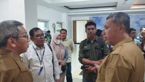 Sejumlah-honorer-saat-mengeluhkan-nasib-mereka-ke-Kepala-BKD-Provinsi-Gorontalo.jpg