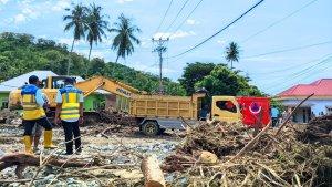 Sejumlah-personel-BPBD-Provinsi-Gorontalo-tengah-membantu-warga.jpg