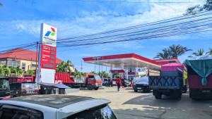Sejumlah-truk-terparkir-di-area-SPBU-Jl-Jenderal-Sudirman.jpg