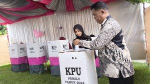 Seorang-pemilih-memberikan-hak-suaranya-gg.jpg