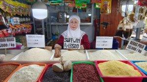 Seorang-penjual-beras-di-Pasar-Sentral-Kota-Gorontalo.jpg