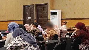 Seorang-peserta-asyik-main-game-saat-sosialisasi-MBG.jpg