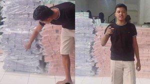 Seorang-pria-menunjukkan-tumpukan-uang-baru-sejumlah-Rp2-miliar-9999.jpg