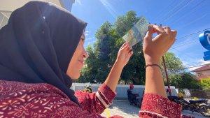 Seorang-wanita-Gorontalo-menerawang-uang-Rp-50-ribu-buntut-peredaran-uang-palsu-Jumat-0312024.jpg