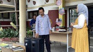 Siti-Dahlia-Syarief-melakukan-pemusnahan-arsip-jjjj.jpg