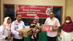 Sri-Astuti-Ismail-saat-menerima-paket-bantuan-anak-beresiko-stunting-888.jpg