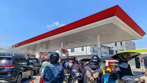 Suasana-antrean-pengendara-yang-mengisi-BBM-di-jalur-Pertalite-SPBU-di-Jl-Nani-Wartabone.jpg