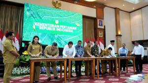TANDATANGAN-Gubernur-Gusnar-Ismail-keempat-kiri.jpg