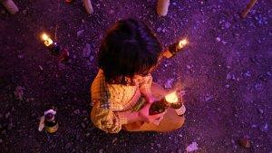 TUMBILOTOHE-DI-GORONTALO-Seorang-anak-memegang-lampu-botol.jpg