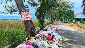 TUMPUKAN-SAMPAH-Ada-tumpukan-sampah-di-bibir-jalan-Wongkaditi-Kota-Gorontalo-Senin-1722025.jpg