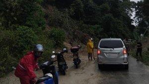 Tanah-longsor-di-Desa-Lomaya.jpg