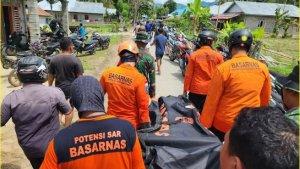 Tim-gabungan-Basarnas-Gorontalo-mengevakuasi-korban-tanah-longsor.jpg