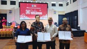 UT-GORONTALO-Direktur-UT-Gorontalo-Safriansyah-kemeja-batik-peci-Gorontalo.jpg