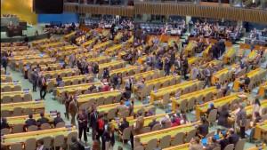 WALK-OUT-Momen-para-delegasi-meninggalkan-kursi-PBB-saat-Netanyahu-akan-berpidato.jpg