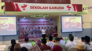 WAMEN-DI-GORONTALO-Wamen-Veronica-Tan-saat-berbicara-di-depan-sekolah-garuda-Gorontalo.jpg