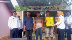 Wabup-Gorontalo-menyerahkan-bantuan-untuk-petani.jpg