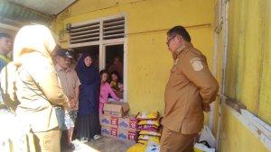 Wali-Kota-Gorontalo-Marten-Taha-membagikan-sejumlah-bantuan.jpg