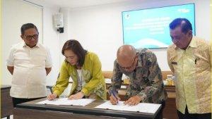 Wali-Kota-Gorontalo-Marten-Taha-menyaksikan-penandatanganan-kerja-sama.jpg