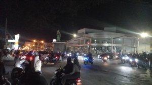 Warga-Gorontalo-yang-menunggu-Kokoo-Talumolo-di-Bundaran-Saronde-Kota-Gorontalo-gggg.jpg