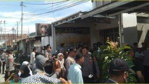 Warga-Tanggidaa-menutup-Jalan-HOS-Cokroaminotoc.jpg