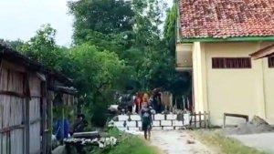 Warga-melakukan-penutupan-jalan-yang-biasa-dilewati-Suparman-Sabtu-1152024.jpg