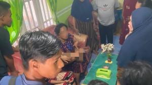 Warga-mengerumuni-balita-yang-meninggal-dunia-akibat-tenggelam.jpg