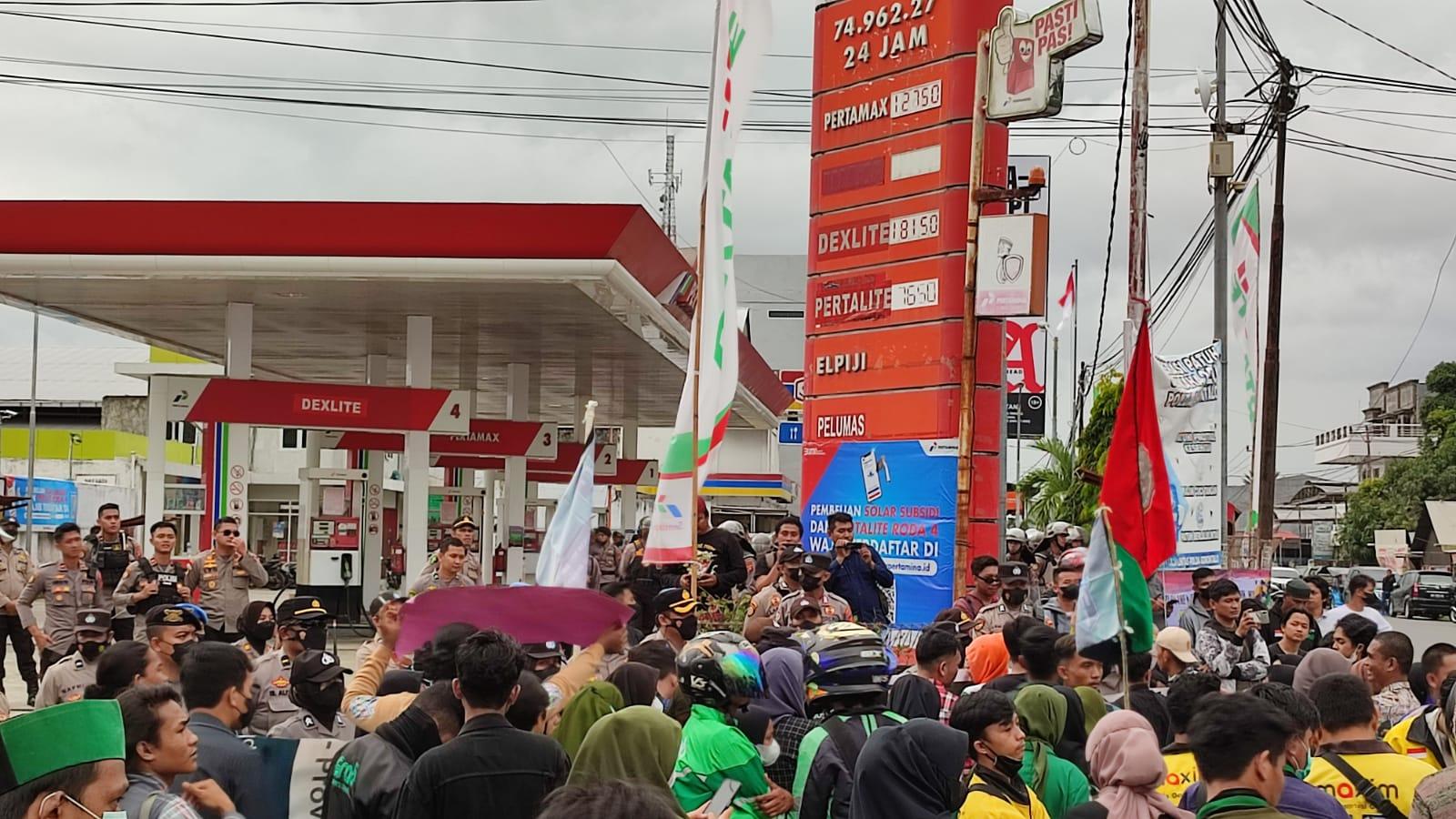 Mahasiswa Gorontalo Bakar Ban di Depan SPBU, Petugas Kocar-kacir