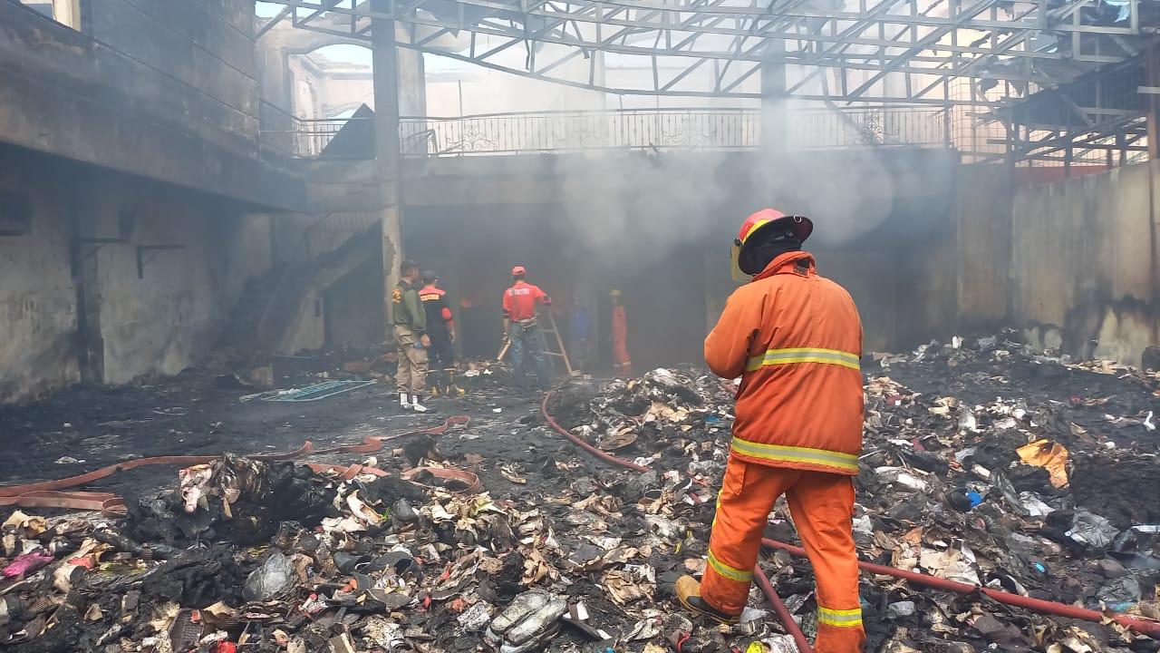 Damkar Gunakan Ribuan Ton Air di Kebakaran Gudang Utama Shoes Gorontalo, Api Tetap Berkobar