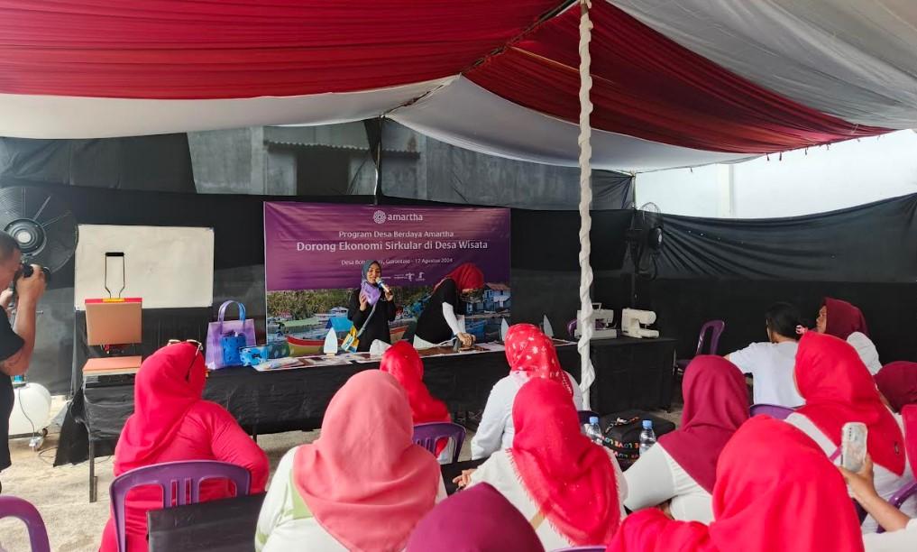 2024-08-17_Tim-dari-Amartha-saat-mengajarkan-pelaku-UMKM-di-Botubarani.jpg