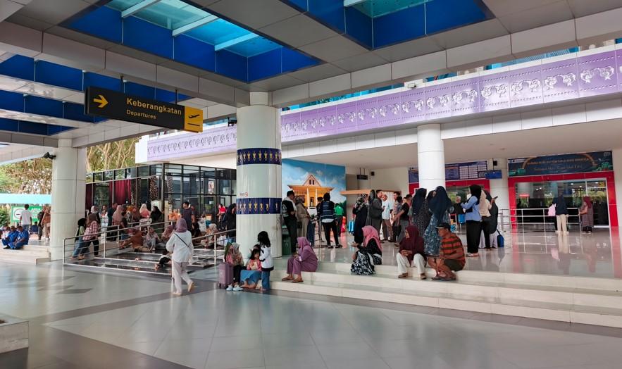 ARUS-BALIK-Suasana-di-Bandara-Djalaludin-Gorontalo-Jumat-442025.jpg