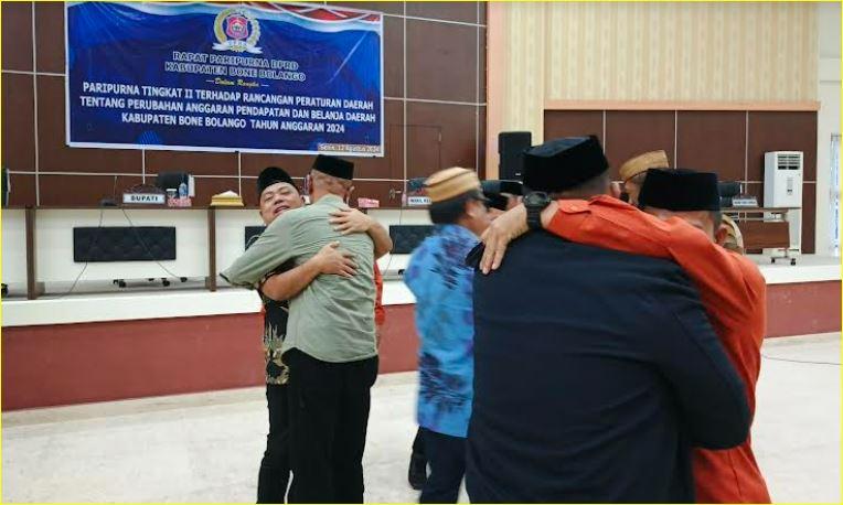 Anggota-DPRD-Bone-Bolango-saling-berpelukan.jpg