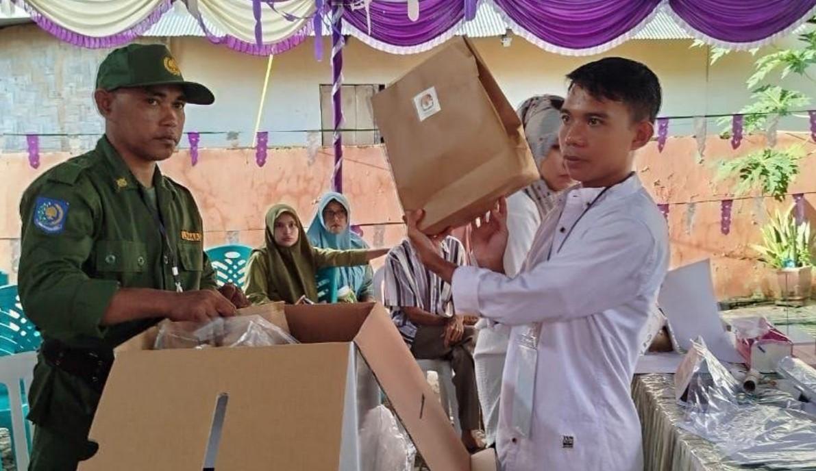 Anggota-KPPS-di-TPS-II-Kelurahan-Bionga-Kecamatan-Limboto-Kabupaten-Gorontalo-Senin-02122024.jpg