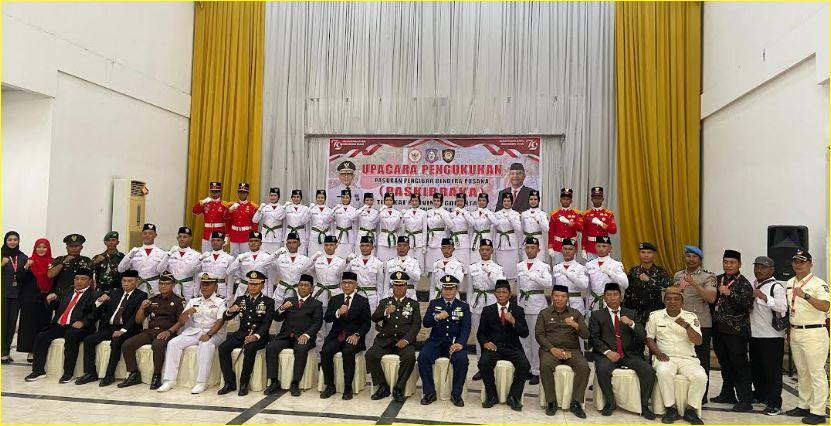 Anggota-Paskibraka-Provinsi-Gorontalo-berfoto-bersama.jpg