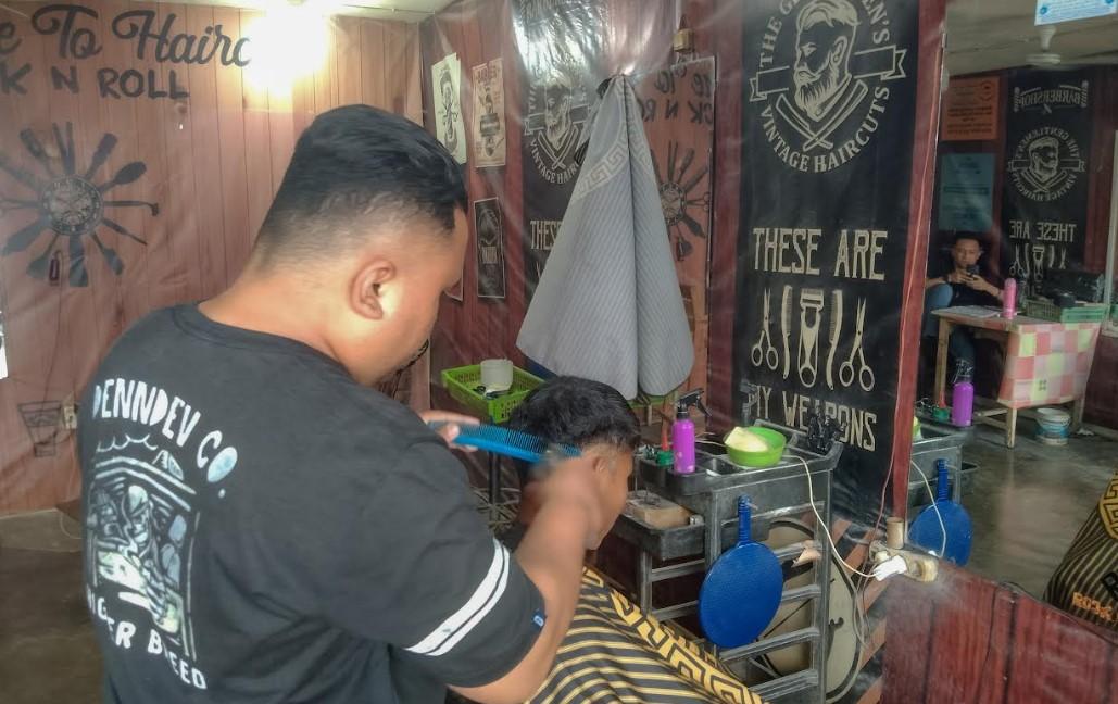 Arif-Karim-tukang-cukur-rambut-Jl-Kalimantan-Kota-Tengah-Dulalowo-Kota-Gorontalo.jpg
