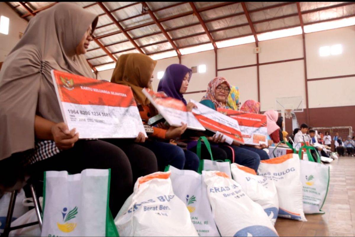 BANSOS-Warga-antre-menunggu-giliran-penyaluran-bansos.jpg