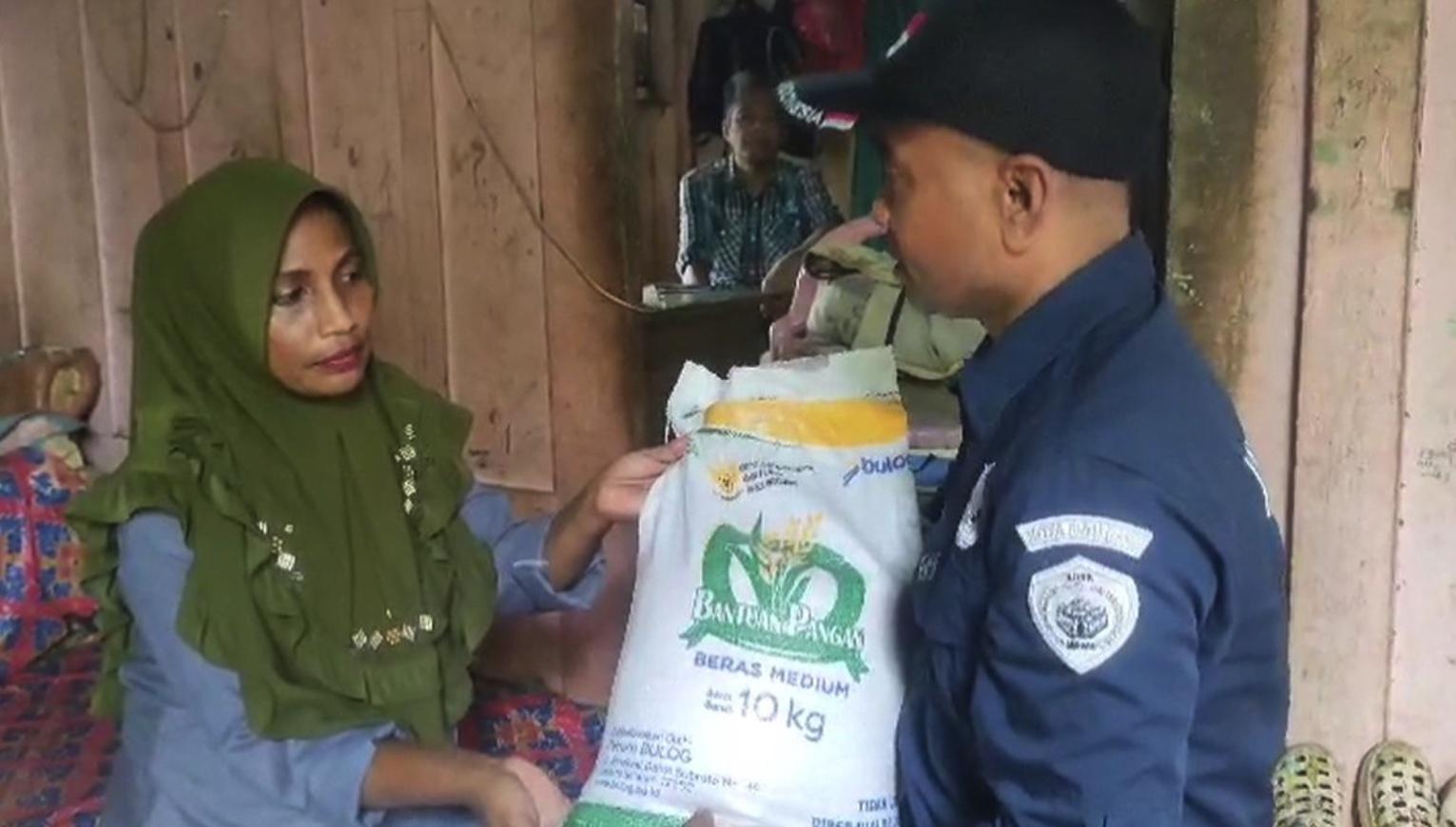 BANTUAN-DITARIK-Petugas-Kelurahan-Baadia-mengembamlikan.jpg