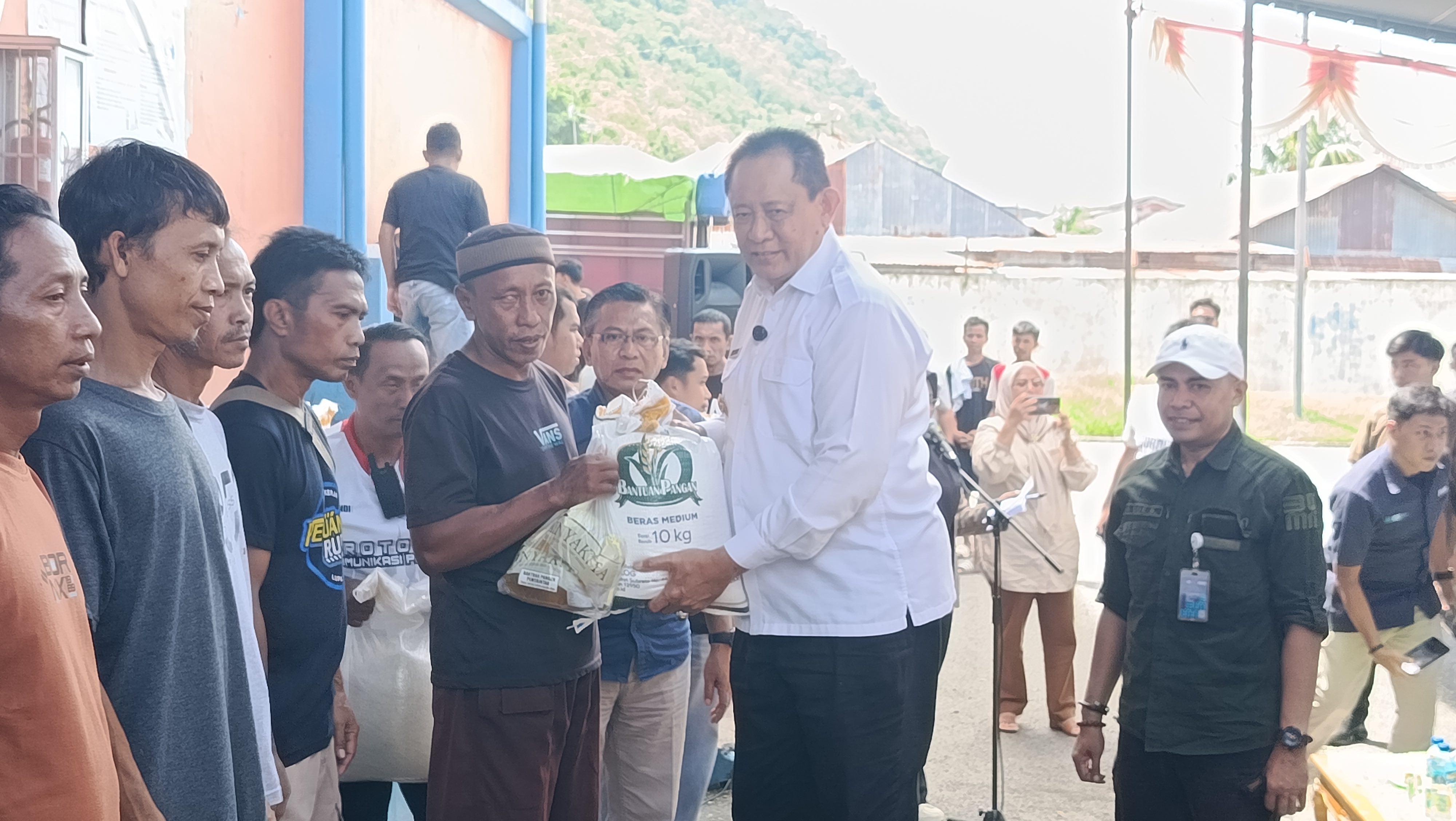 BANTUAN-PANGAN-Gubernur-Gorontalo-Gusnar-Ismail.jpg
