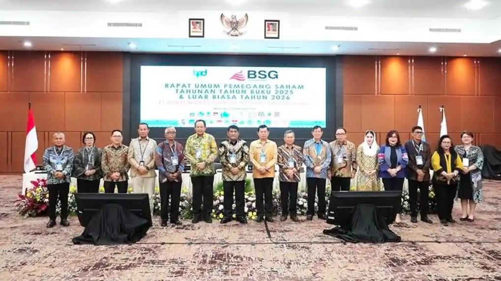 BSG-Jajaran-Komisaris-dan-Direksi-BSG-bersama-para-pemegang-saham.jpg