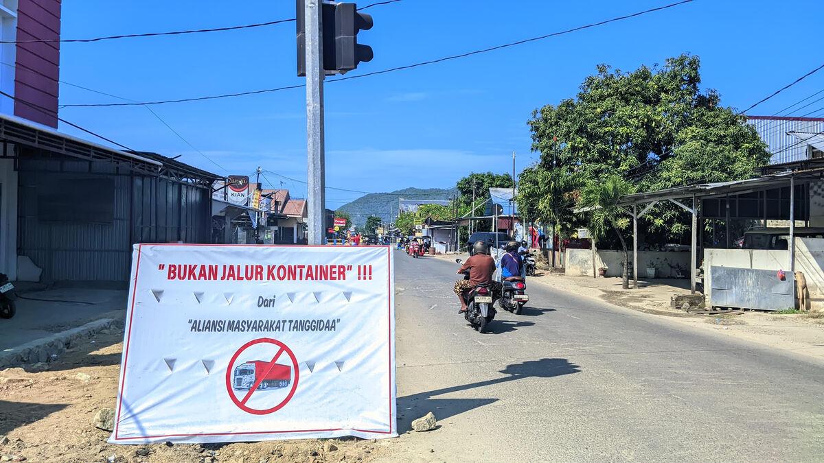 Baliho-di-Jalan-HOS-Cokroaminoto-Kota-Gorontalo.jpg