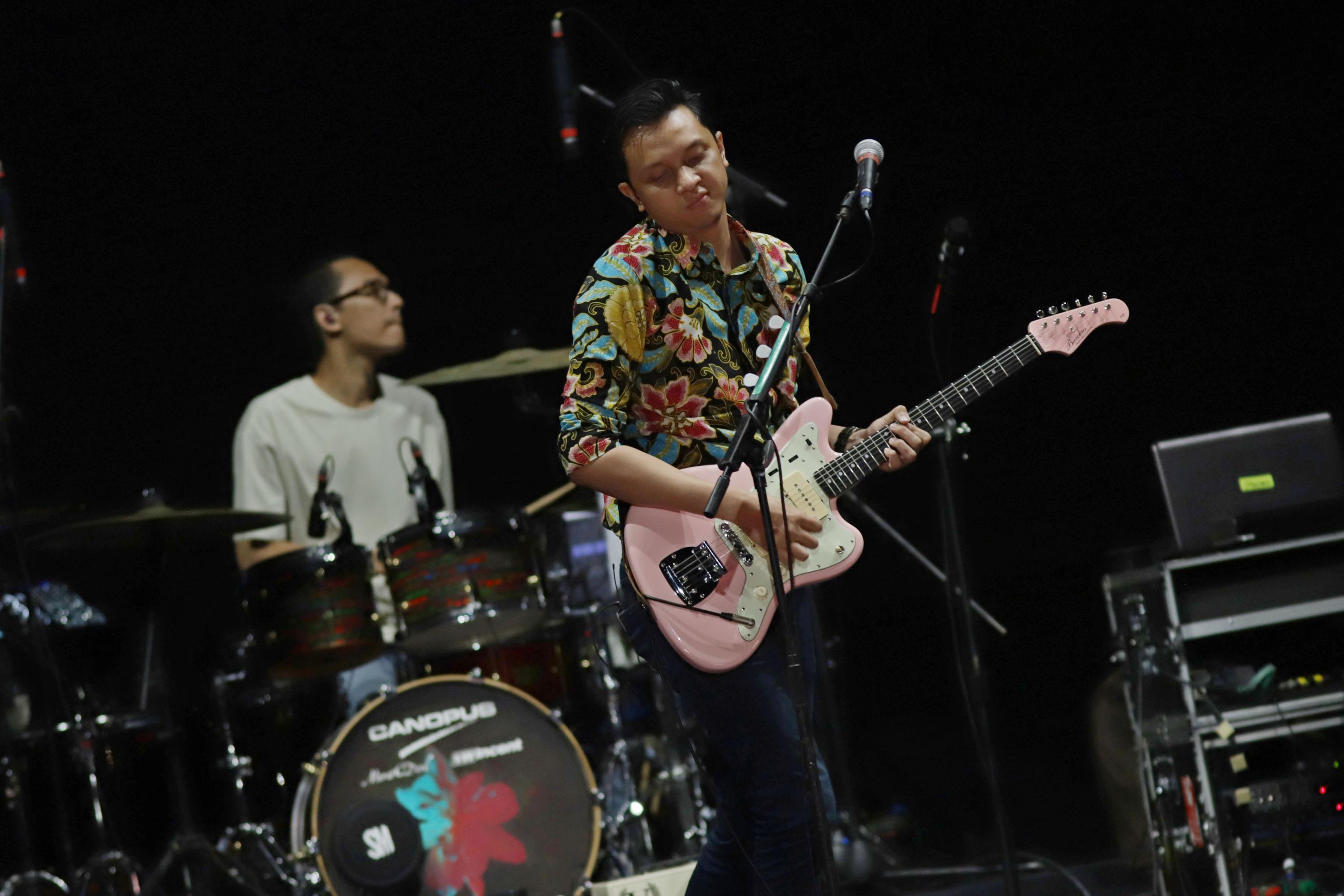 Band-Barasuara-tampil-menggebrak-panggung-Festival-musik-Tamagochill.jpg
