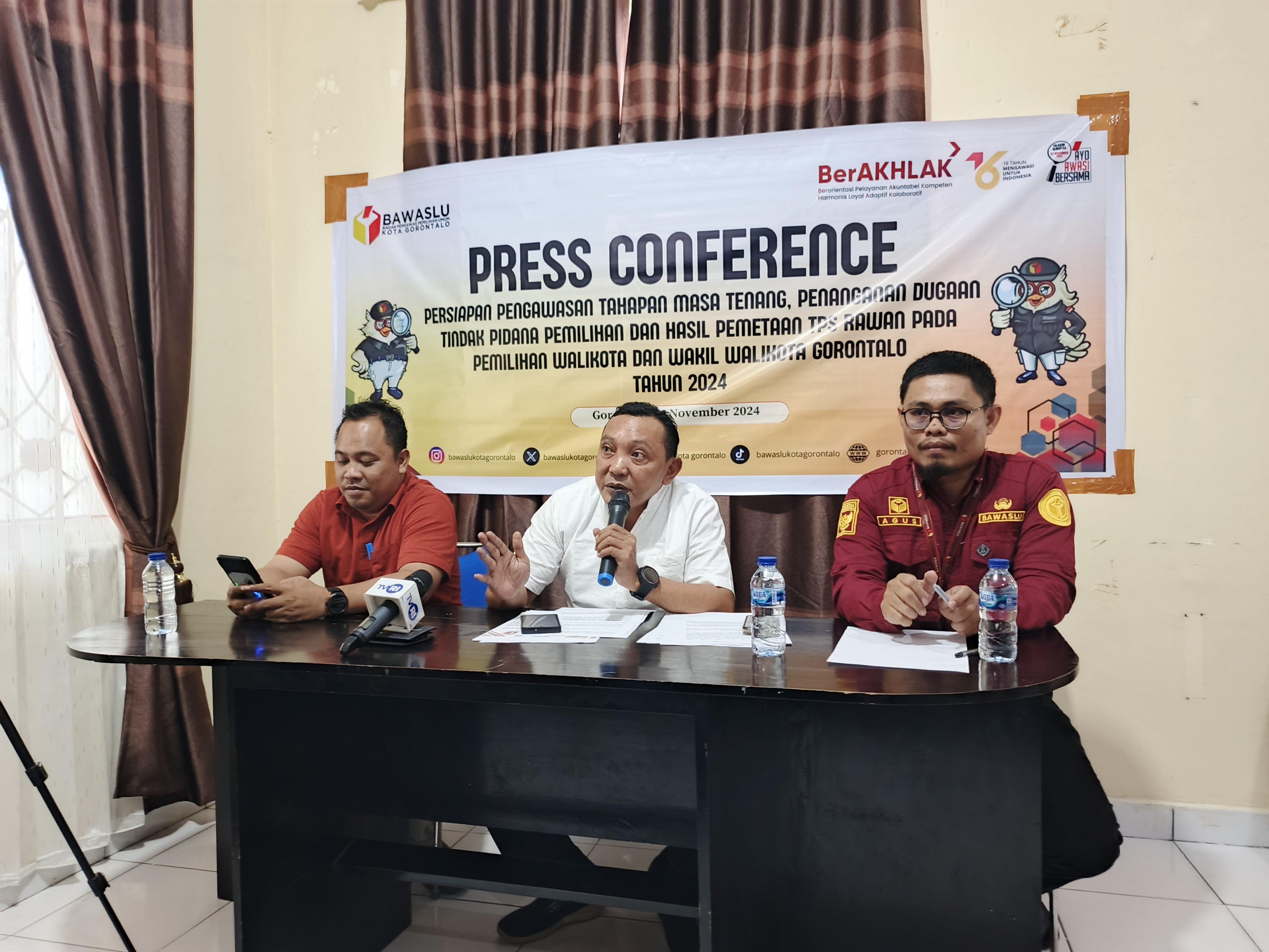 Bawaslu-Kota-Gorontalo-saat-mengungkapkan-dua-laporan-yang-diterima-jelang-pencoblosan.jpg