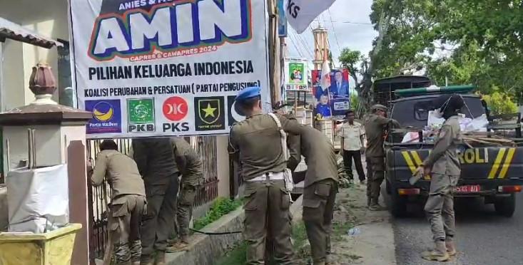 Bawaslu-mencopot-baliho-di-Jl-Pangeran-Hidayat-Kota-Gorontalo.jpg