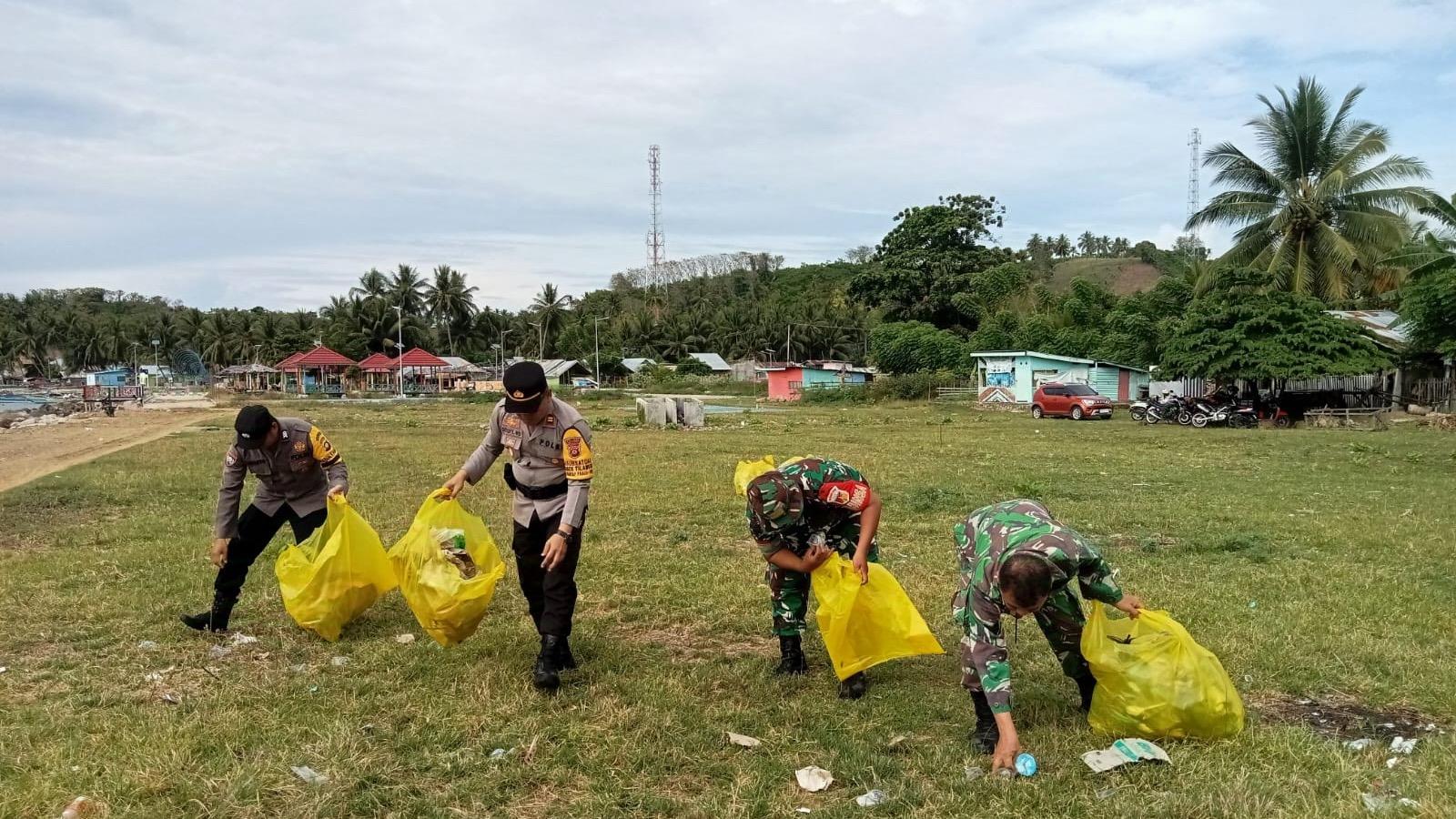 Bersihkan-Sampah-di-Pesisir-Pantai-Desa-Pentadu-Barat-Boalemo-Rabu-11122024.jpg