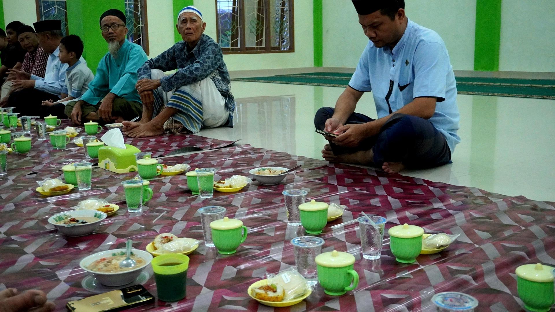 Buka-puasa-Jemaah-Masjid-An-Nur-di-Kelurahan-Hepuhulawa.jpg