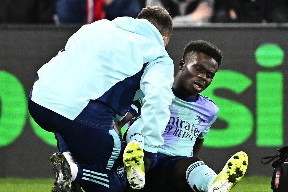 Bukayo-Saka-dari-Arsenal-menerima-perawatan-medis-setelah-mengalami-cedera.jpg