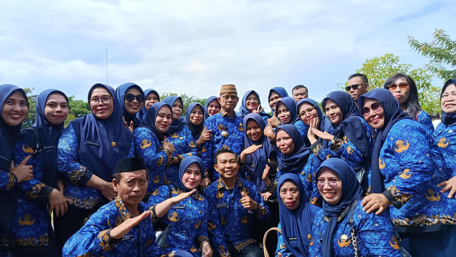 Bupati-Bone-Bolango-Ismet-Mile-foto-bersama-PPPK-paruh-waktu-pascapelantikan.jpg