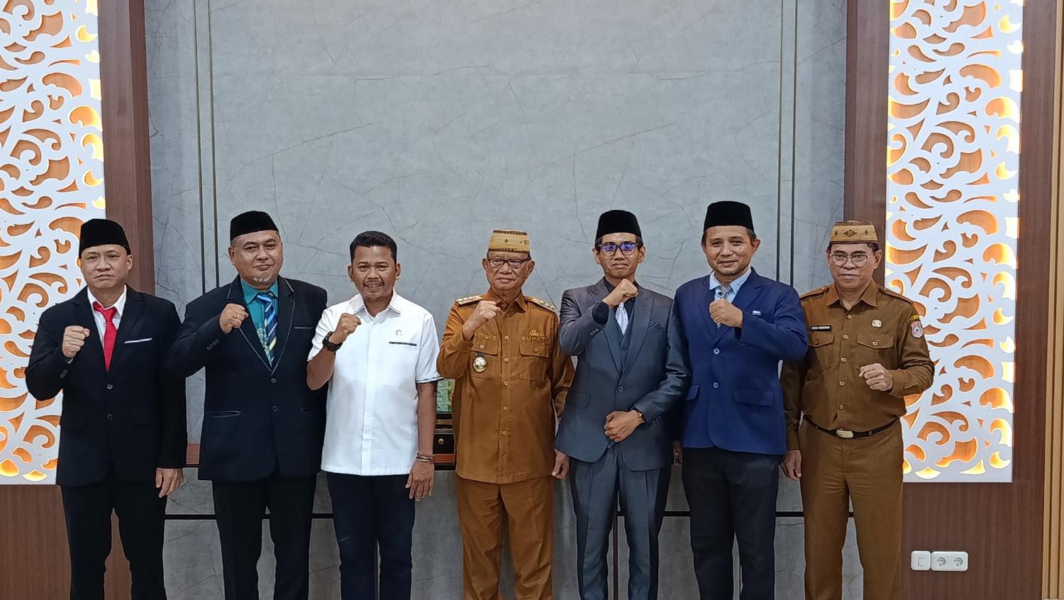 Bupati-Bone-Bolango-Ismet-Mile-foto-bersama-pejabat-administrasi-Senin-1852026.jpg