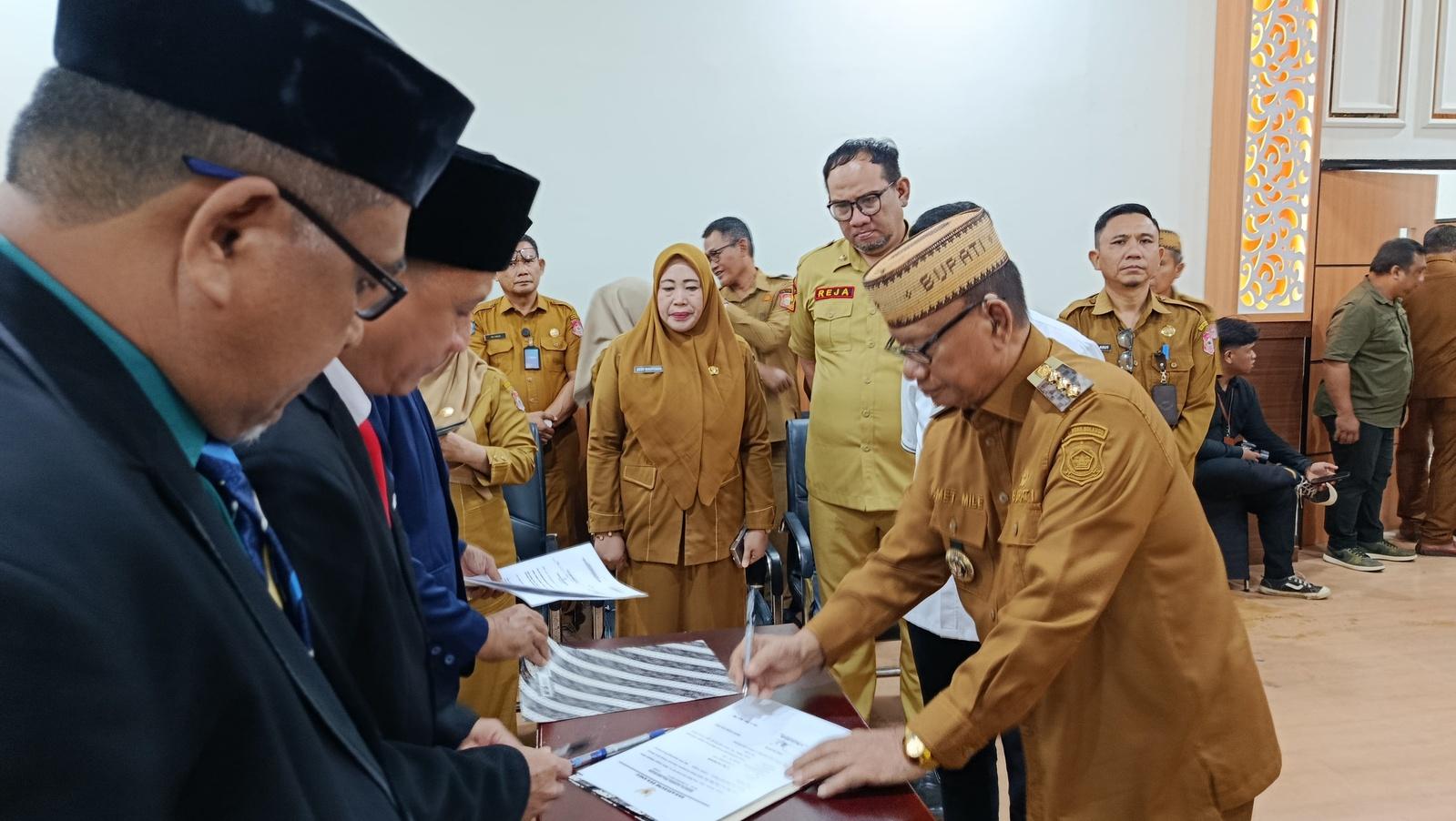 Bupati-Bone-Bolango-Ismet-Mile-menandatangani-berita-acara-pelantikan.jpg